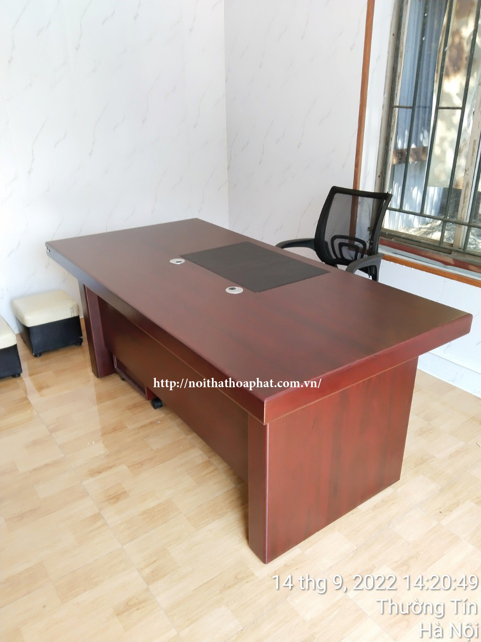 H&igrave;nh ảnh thực tế b&agrave;n gi&aacute;m đốc DT1890H2