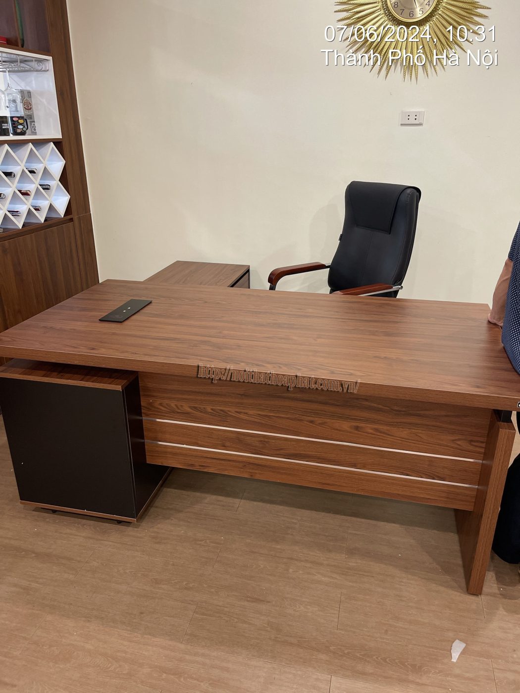 Hình ảnh thực tế bàn giám đốc cao cấp LUXB1818V3-1 Hình ảnh thực tế bàn giám đốc cao cấp LUXB1818V3-1
