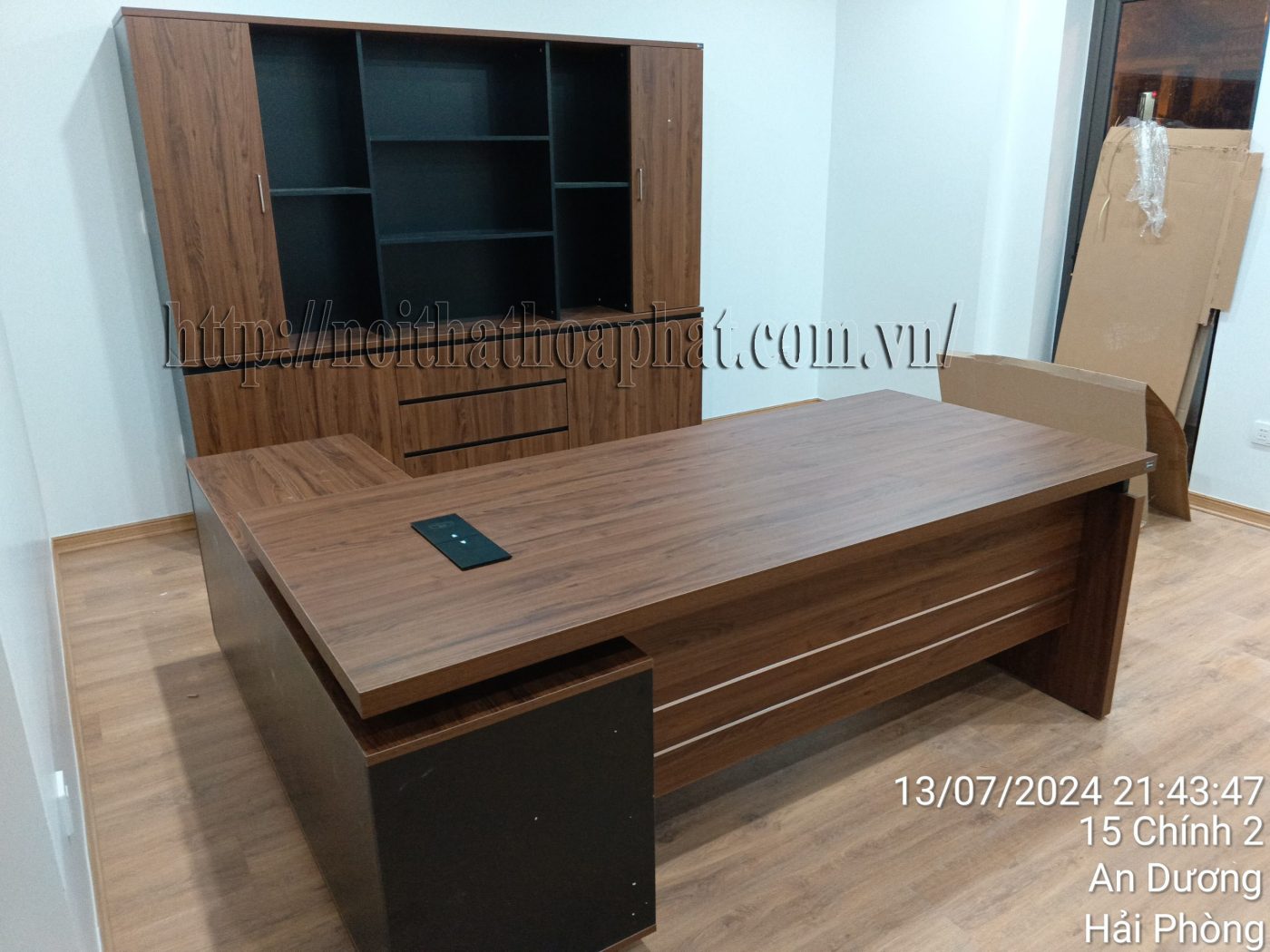 Hình ảnh thực tế bàn giám đốc Hòa Phát LUXB2018V3-1 Hình ảnh thực tế bàn giám đốc Hòa Phát LUXB2018V3-1