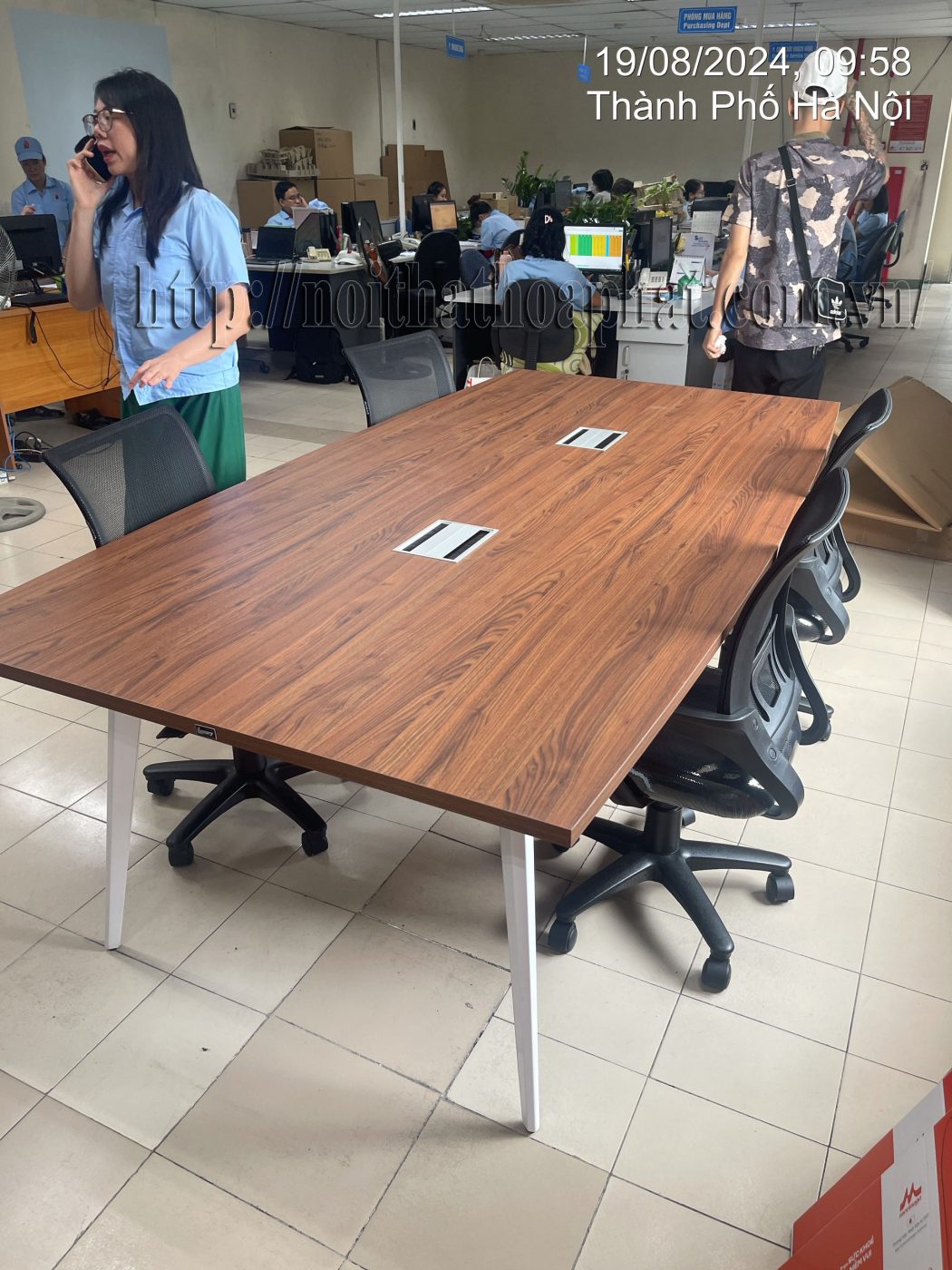 Hình ảnh thực tế bàn họp chân sắt mặt gỗ LUXH2412C10 Hình ảnh thực tế bàn họp chân sắt mặt gỗ LUXH2412C10