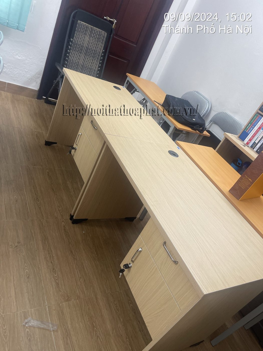 Hình ảnh thực tế bàn làm việc 1m hộc liền AT100HL Hình ảnh thực tế bàn làm việc 1m hộc liền AT100HL