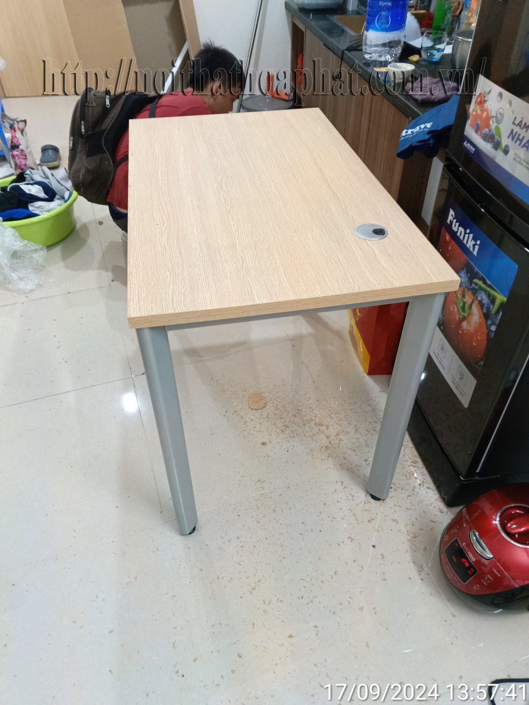 Hình ảnh thực tế bàn làm việc chân sắt 1m HR100SC7 Hình ảnh thực tế bàn làm việc chân sắt 1m HR100SC7