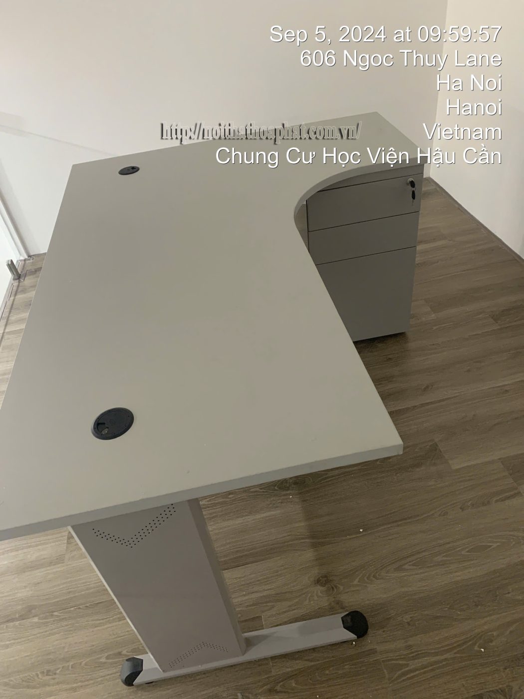 H&igrave;nh ảnh thực tế b&agrave;n l&agrave;m việc ch&acirc;n sắt HU1612C2L22-1