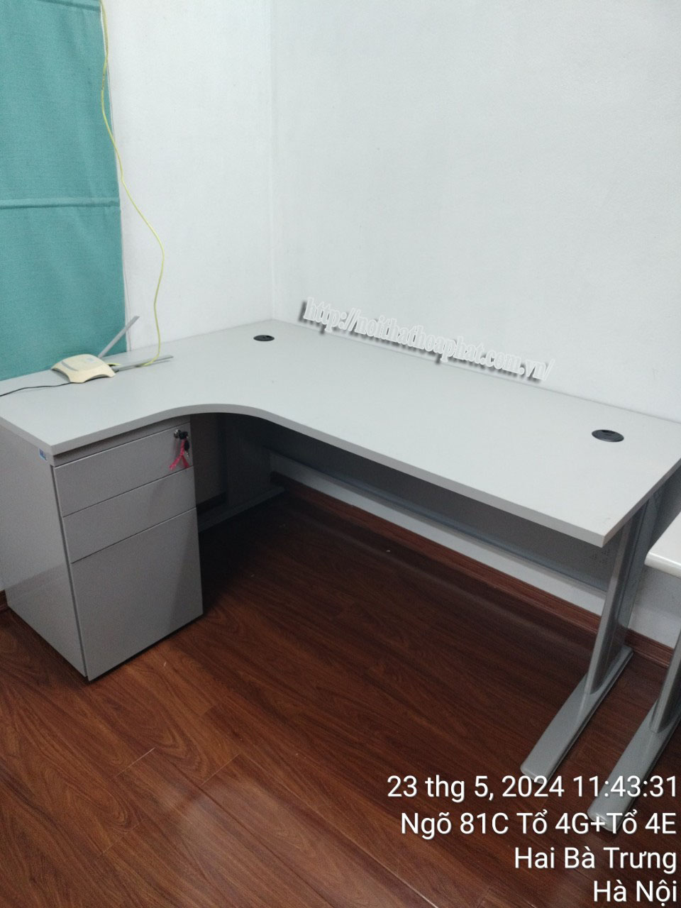 H&igrave;nh ảnh thực tế b&agrave;n l&agrave;m việc ch&acirc;n sắt HU1612C2L22