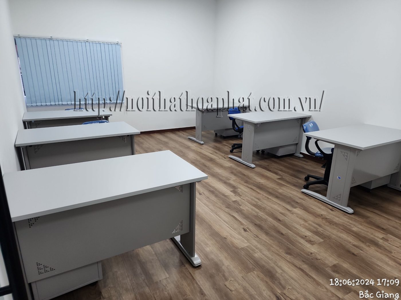 H&igrave;nh ảnh thực tế b&agrave;n l&agrave;m việc ch&acirc;n sắt HU12-1