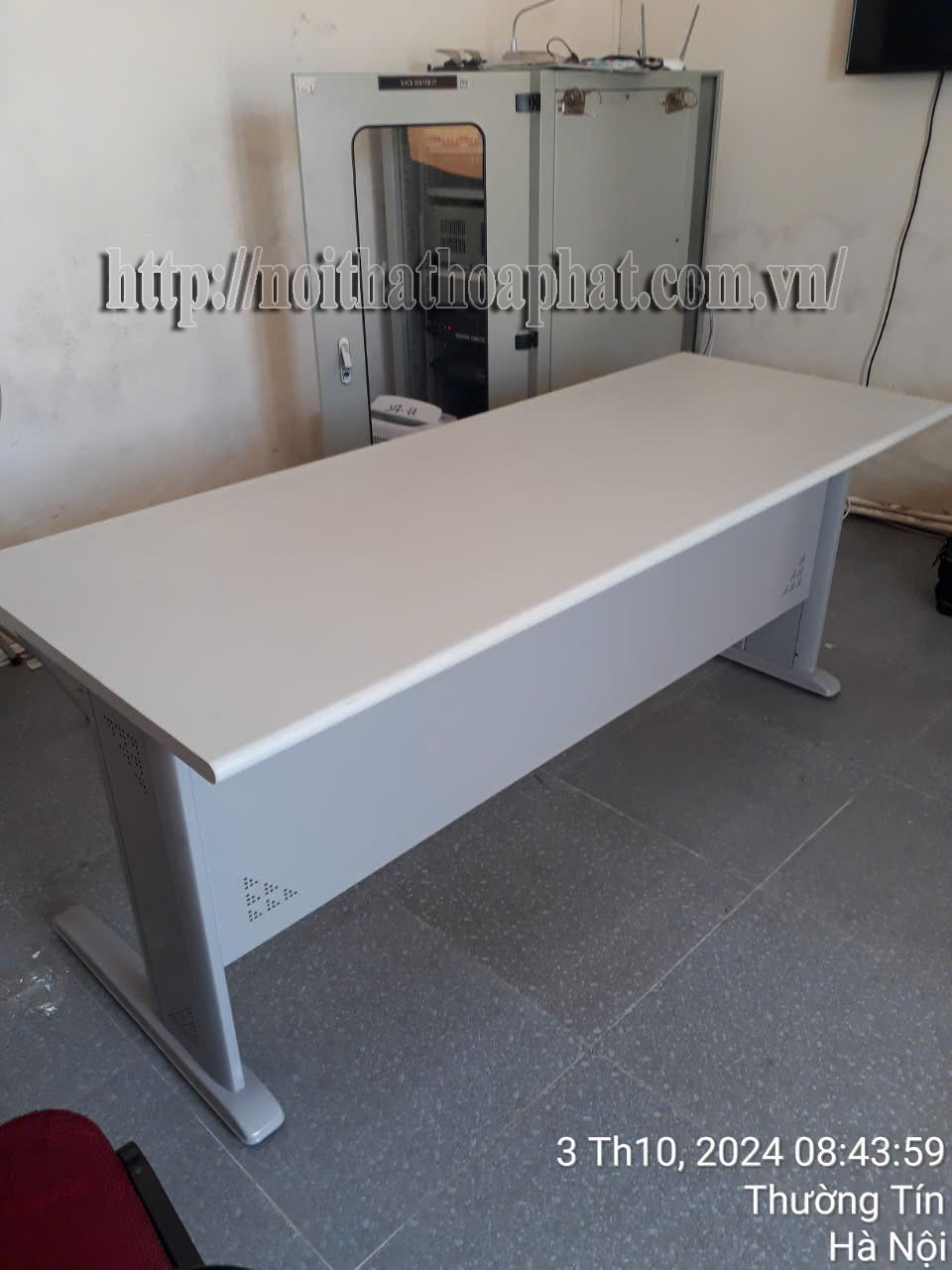 Hình ảnh thực tế bàn làm việc chân sắt 1m8 HU18 Hình ảnh thực tế bàn làm việc chân sắt 1m8 HU18