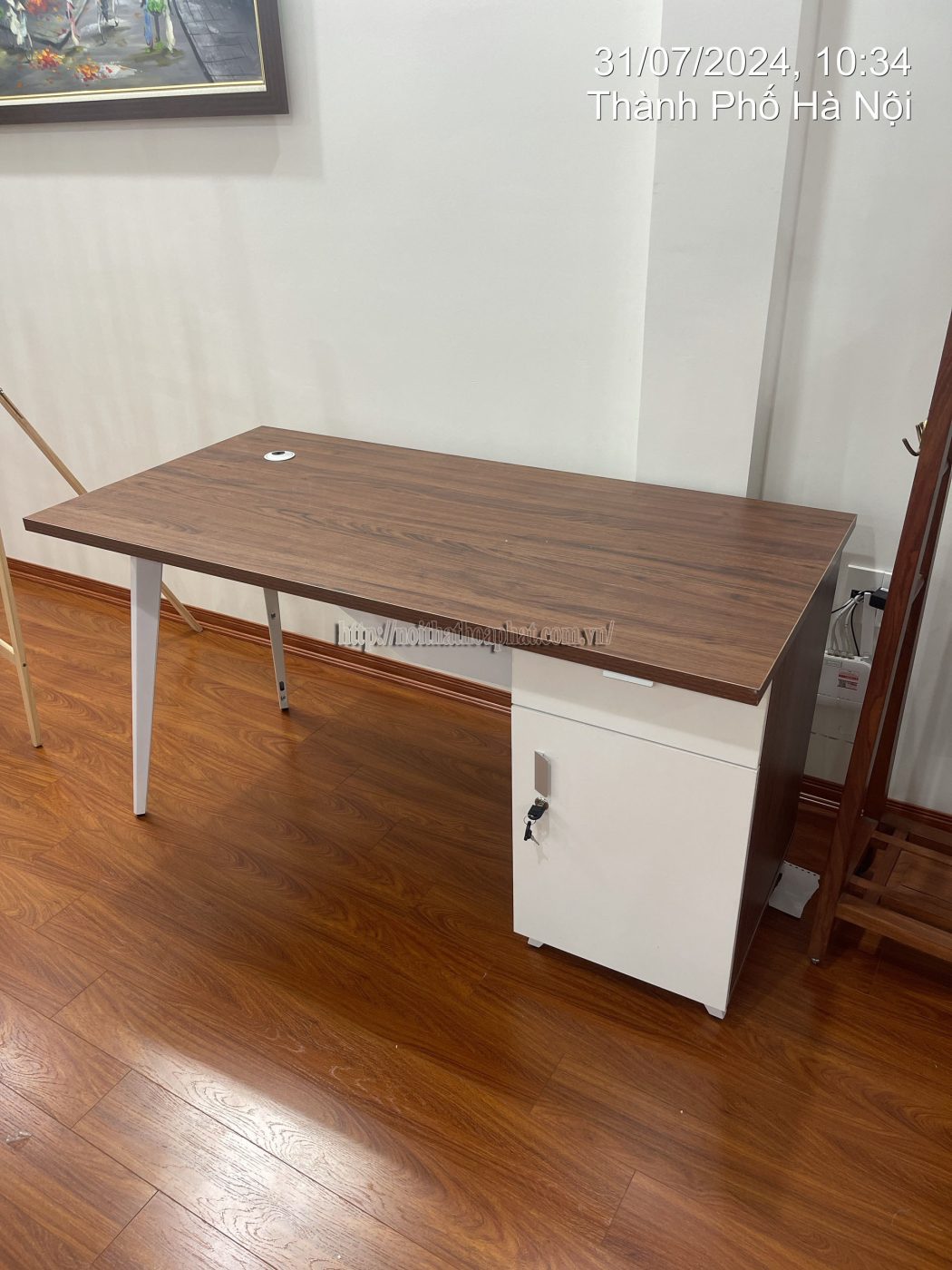 Hình ảnh thực tế bàn làm việc chân sắt cao cấp Hòa Phát LUX140HLC10 Hình ảnh thực tế bàn làm việc chân sắt cao cấp Hòa Phát LUX140HLC10