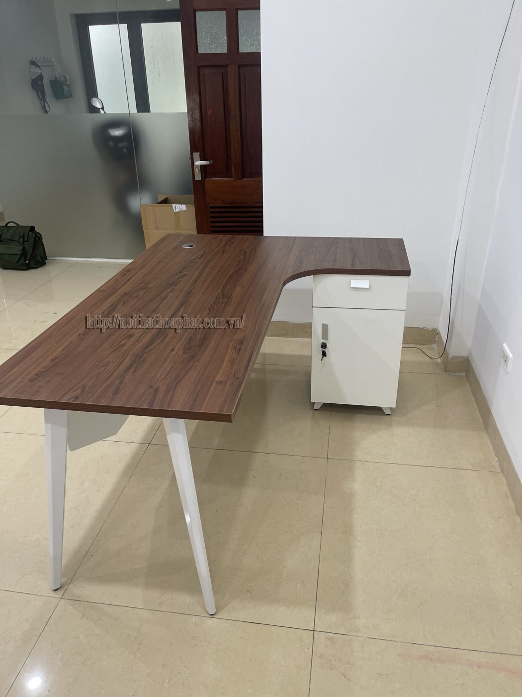 Hình ảnh thực tế bàn làm việc chân sắt chữ L Hòa Phát LUXL16HLC10M6-1 Hình ảnh thực tế bàn làm việc chân sắt chữ L Hòa Phát LUXL16HLC10M6-1