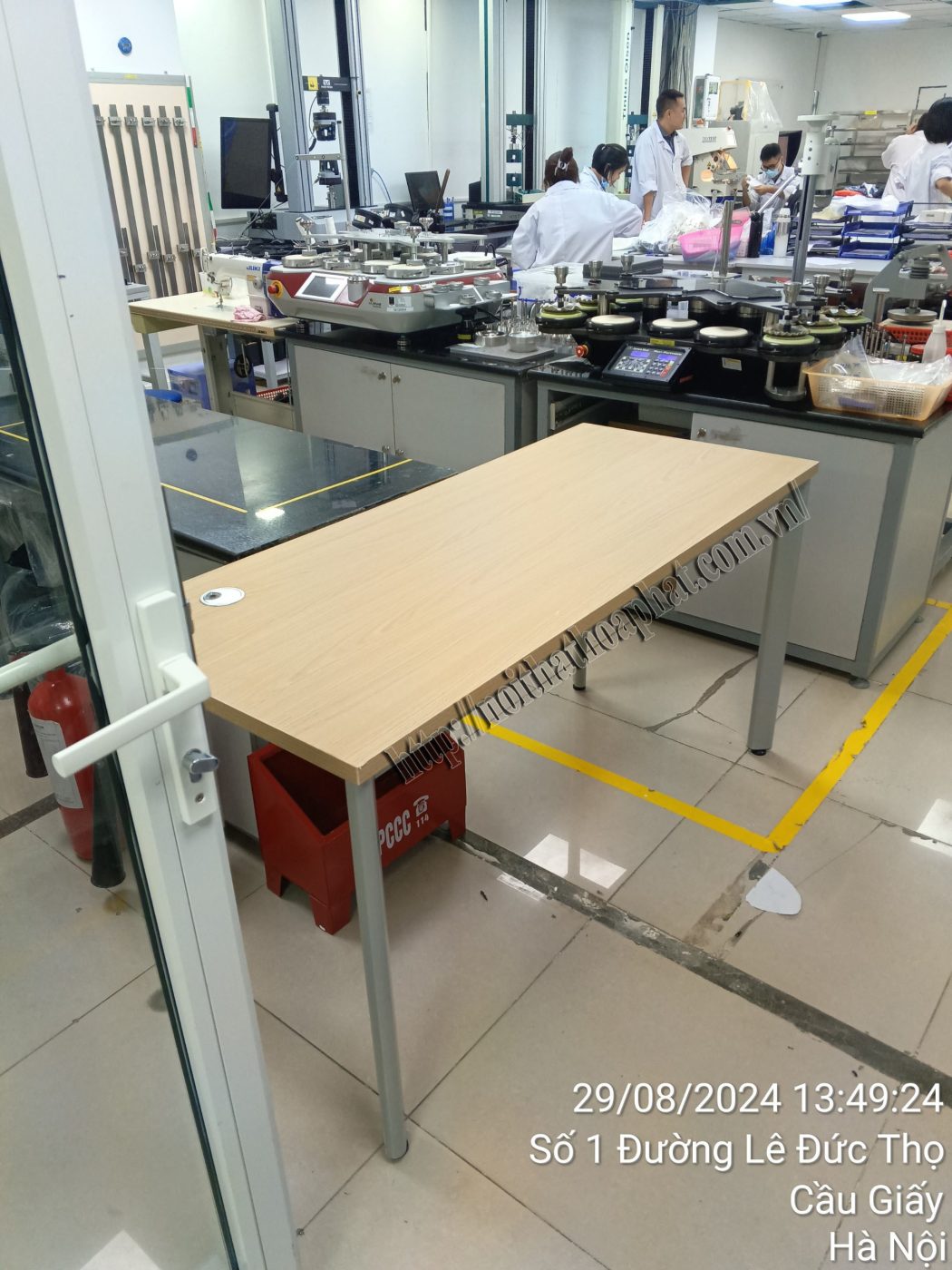H&igrave;nh ảnh thực tế b&agrave;n l&agrave;m việc ch&acirc;n sắt H&ograve;a Ph&aacute;t HR140C7-1