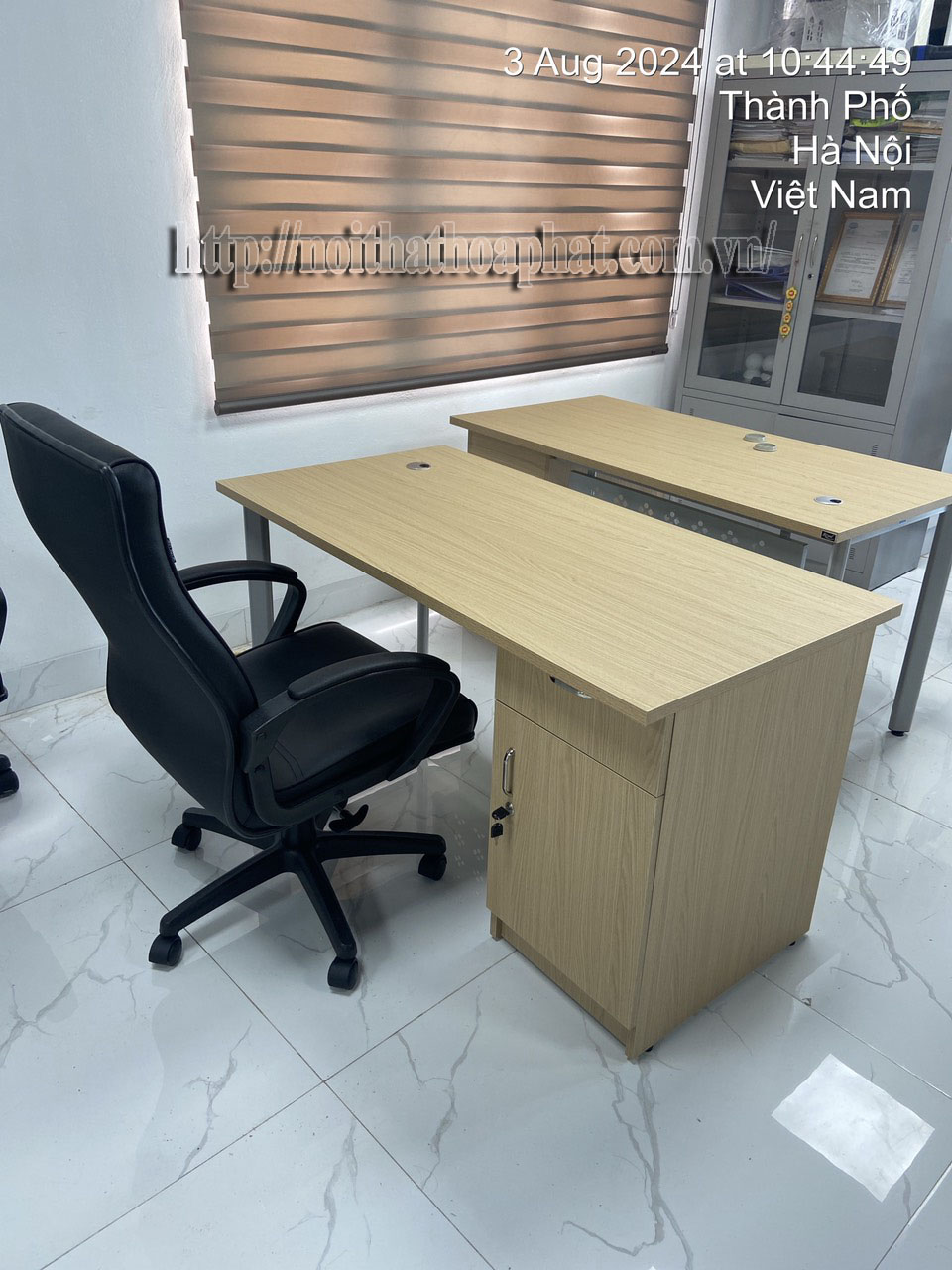 Hình ảnh thực tế bàn nhân viên chân sắt Hòa Phát HR140HLC7Y1 Hình ảnh thực tế bàn nhân viên chân sắt Hòa Phát HR140HLC7Y1