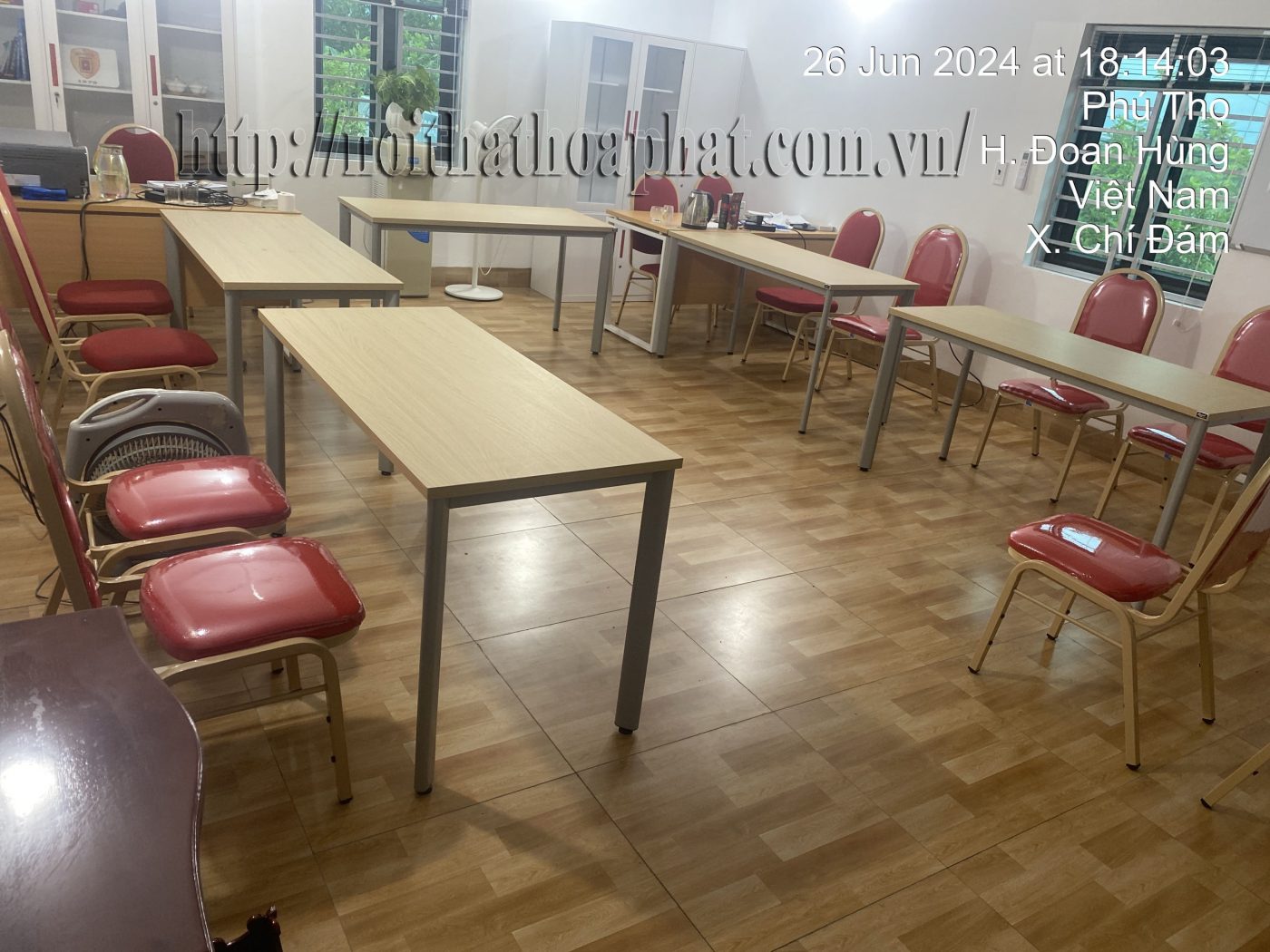 H&igrave;nh ảnh thực tế b&agrave;n l&agrave;m việc ch&acirc;n sắt H&ograve;a Ph&aacute;t HR140SC7
