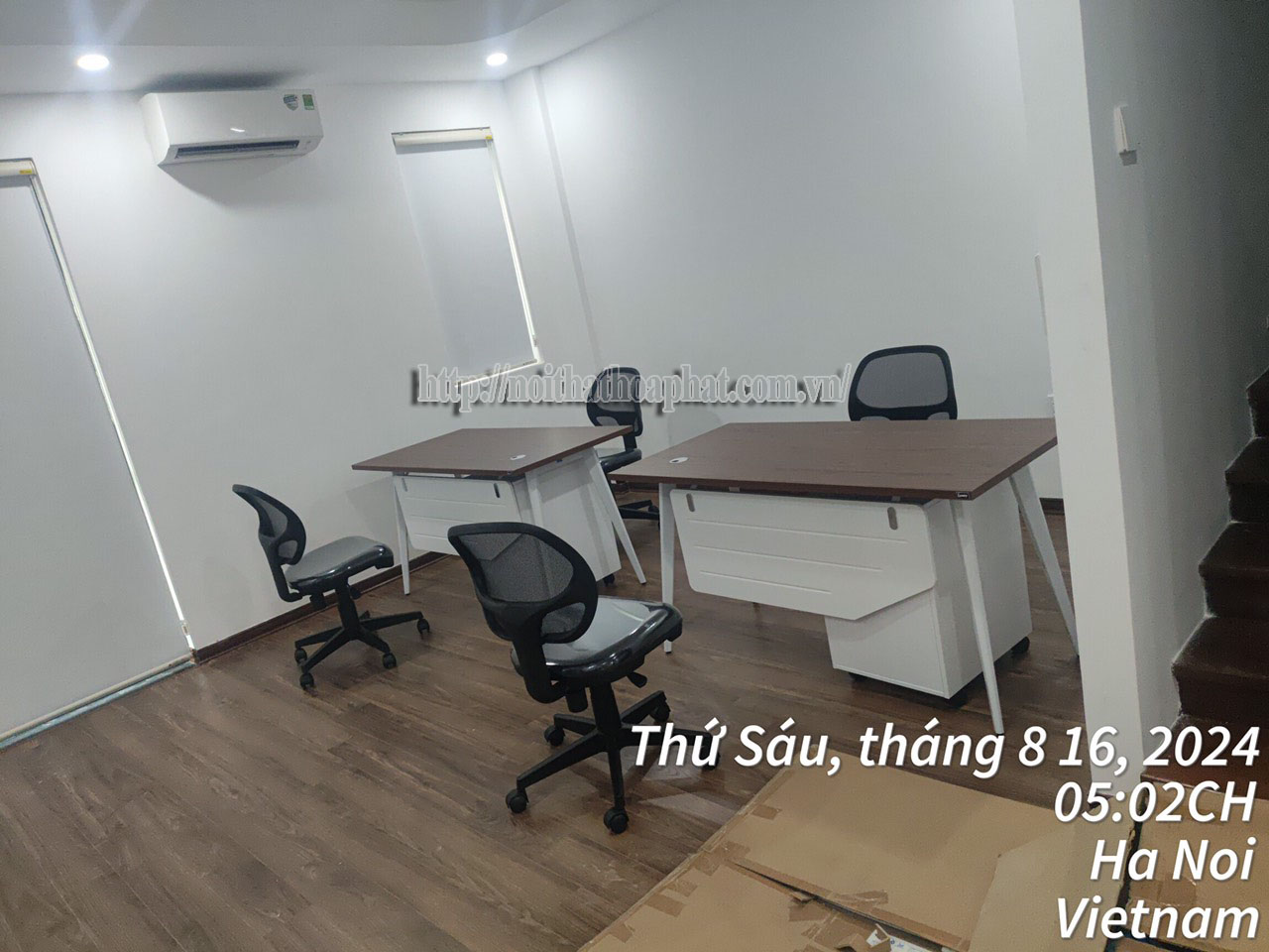 Hình ảnh thực tế bàn làm việc chân sắt Hòa Phát LUX140C10 Hình ảnh thực tế bàn làm việc chân sắt Hòa Phát LUX140C10