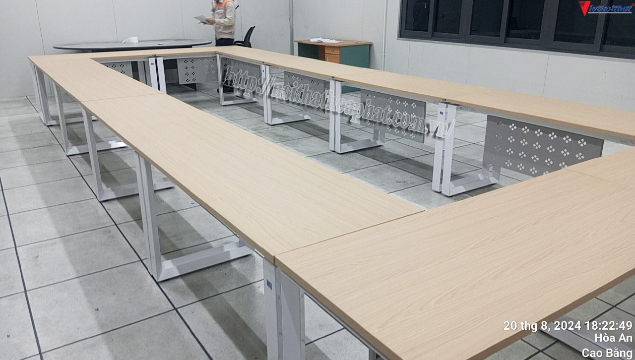 H&igrave;nh ảnh thực tế b&agrave;n l&agrave;m việc khung th&eacute;p H&ograve;a Ph&aacute;t HR140SC5