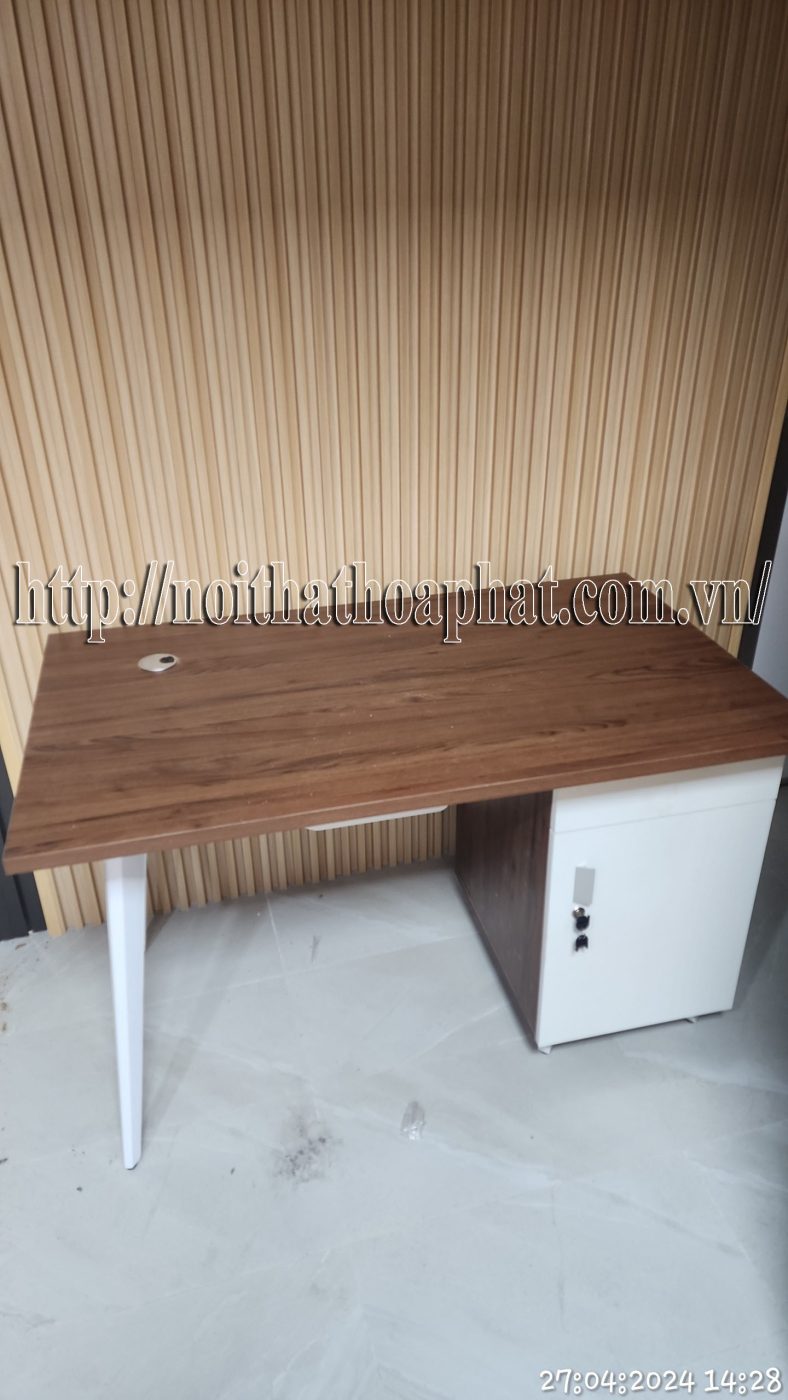 Hình ảnh thực tế bàn làm việc liền hộc LUX120HLC10 Hình ảnh thực tế bàn làm việc liền hộc LUX120HLC10