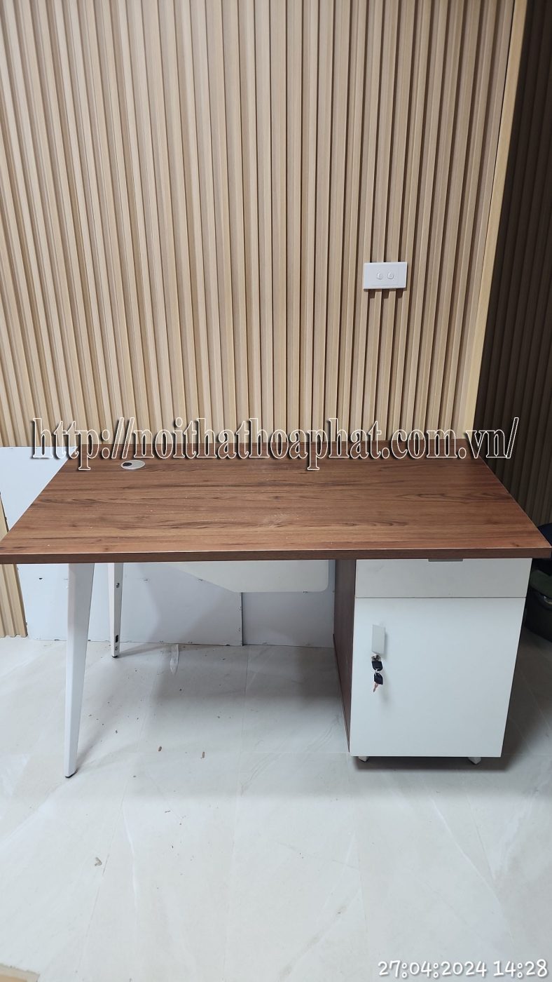 Hình ảnh thực tế bàn làm việc liền hộc LUX120HLC10 Hình ảnh thực tế bàn làm việc liền hộc LUX120HLC10