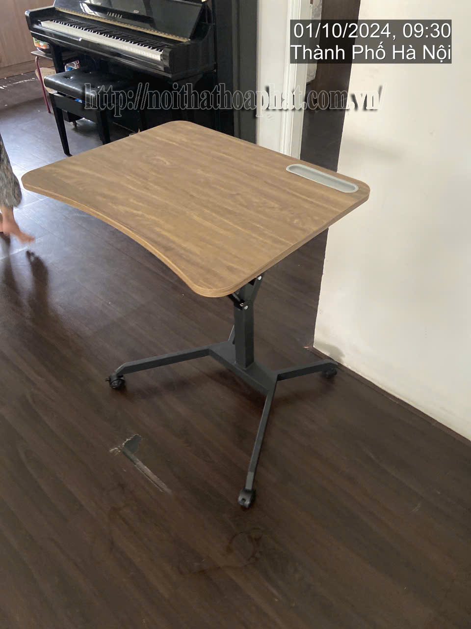 H&igrave;nh ảnh thực tế b&agrave;n l&agrave;m việc th&ocirc;ng minh khung th&eacute;p BNH01
