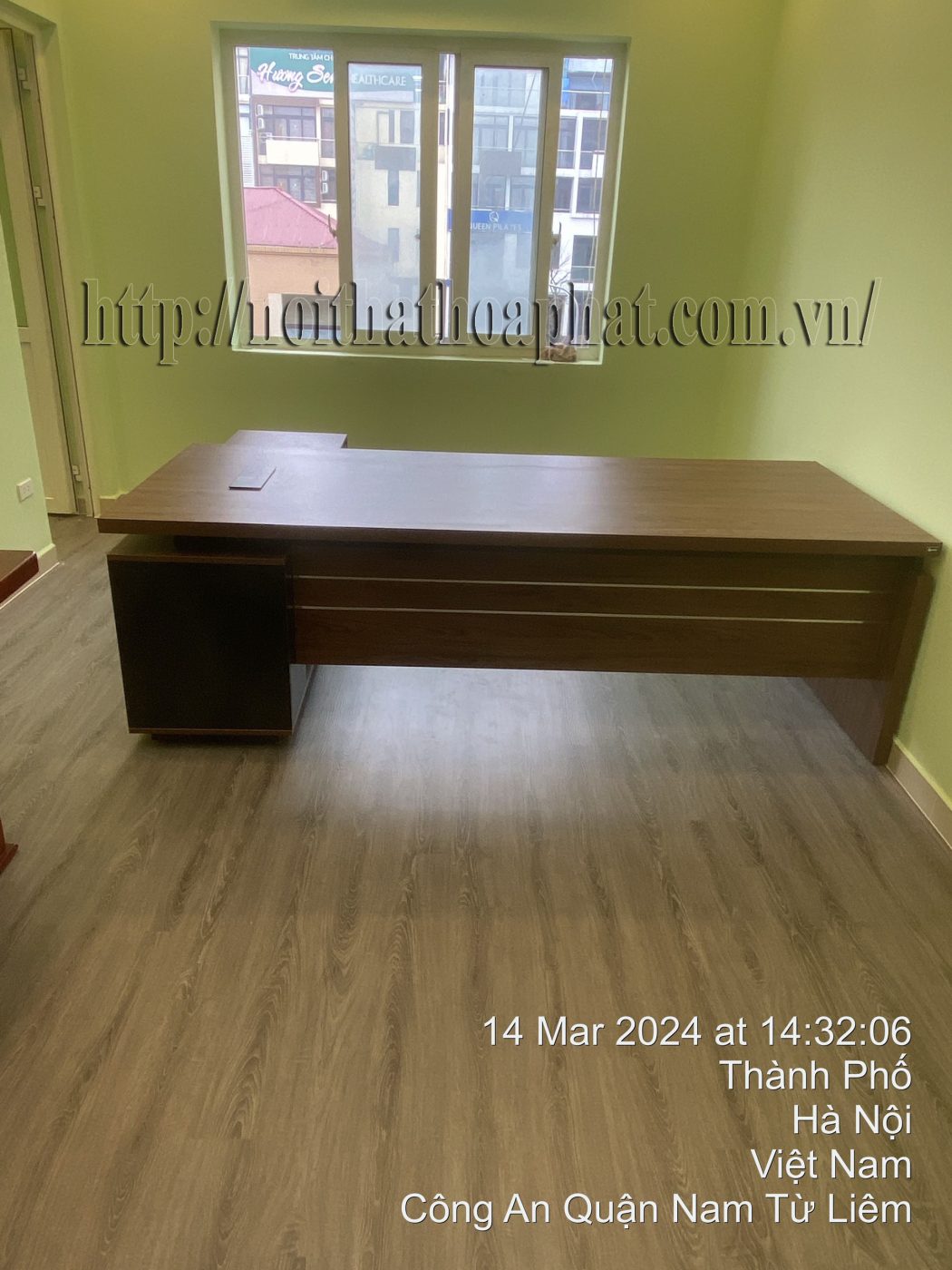 H&igrave;nh ảnh thực tế b&agrave;n l&atilde;nh đạo LUXB2418V3-1