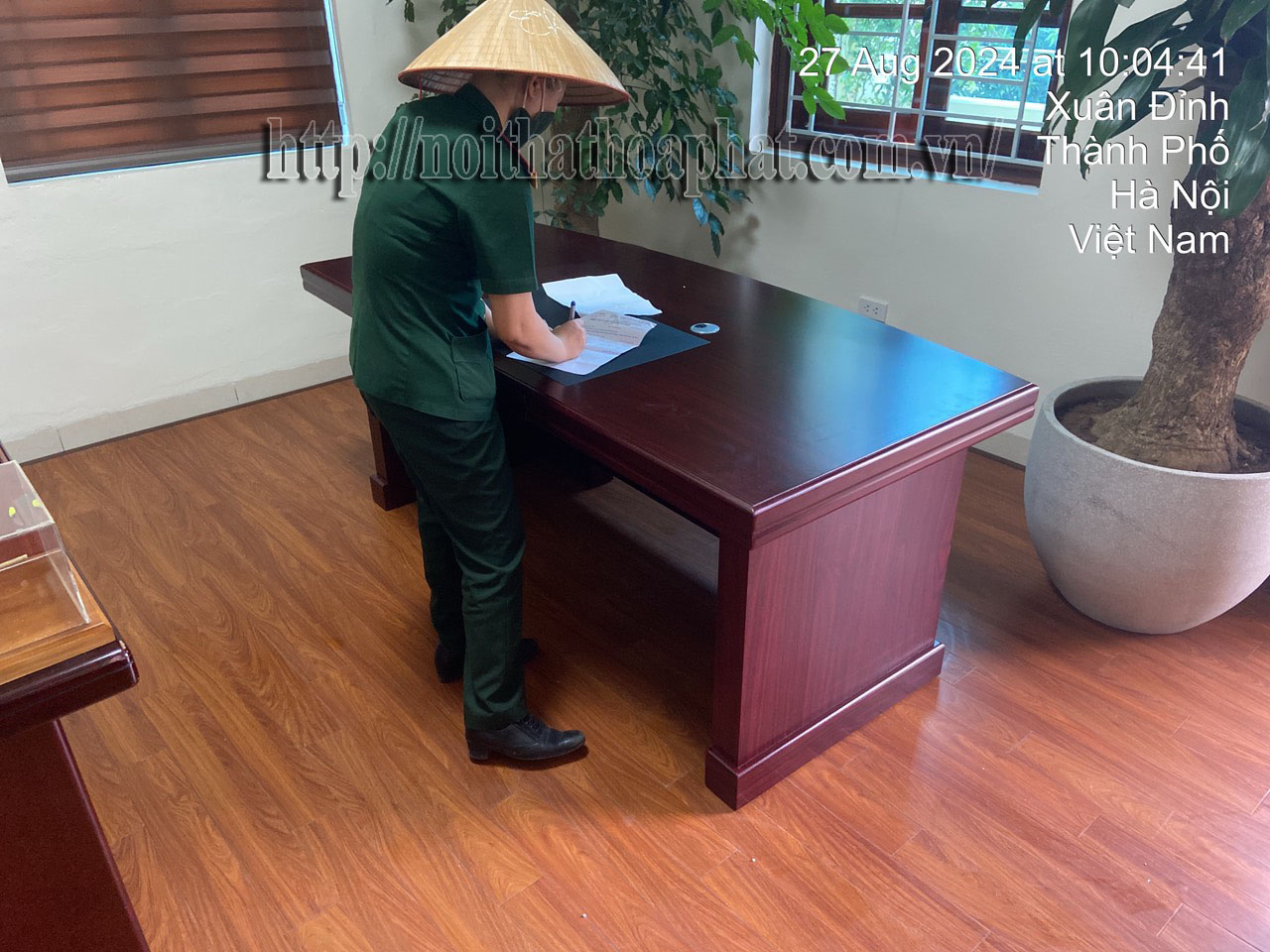 H&igrave;nh ảnh thực tế b&agrave;n l&atilde;nh đạo mặt lượn cong H&ograve;a Ph&aacute;t DT1890H17