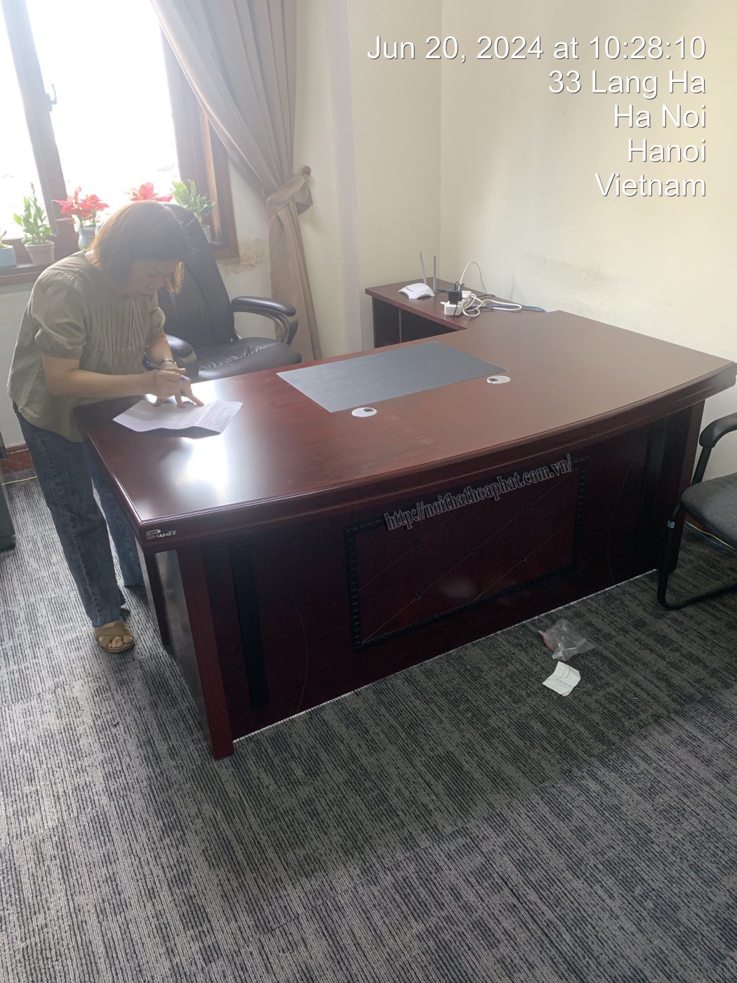 H&igrave;nh ảnh thực tế b&agrave;n l&atilde;nh đạo mặt lượn cong H&ograve;a Ph&aacute;t DT1890H26