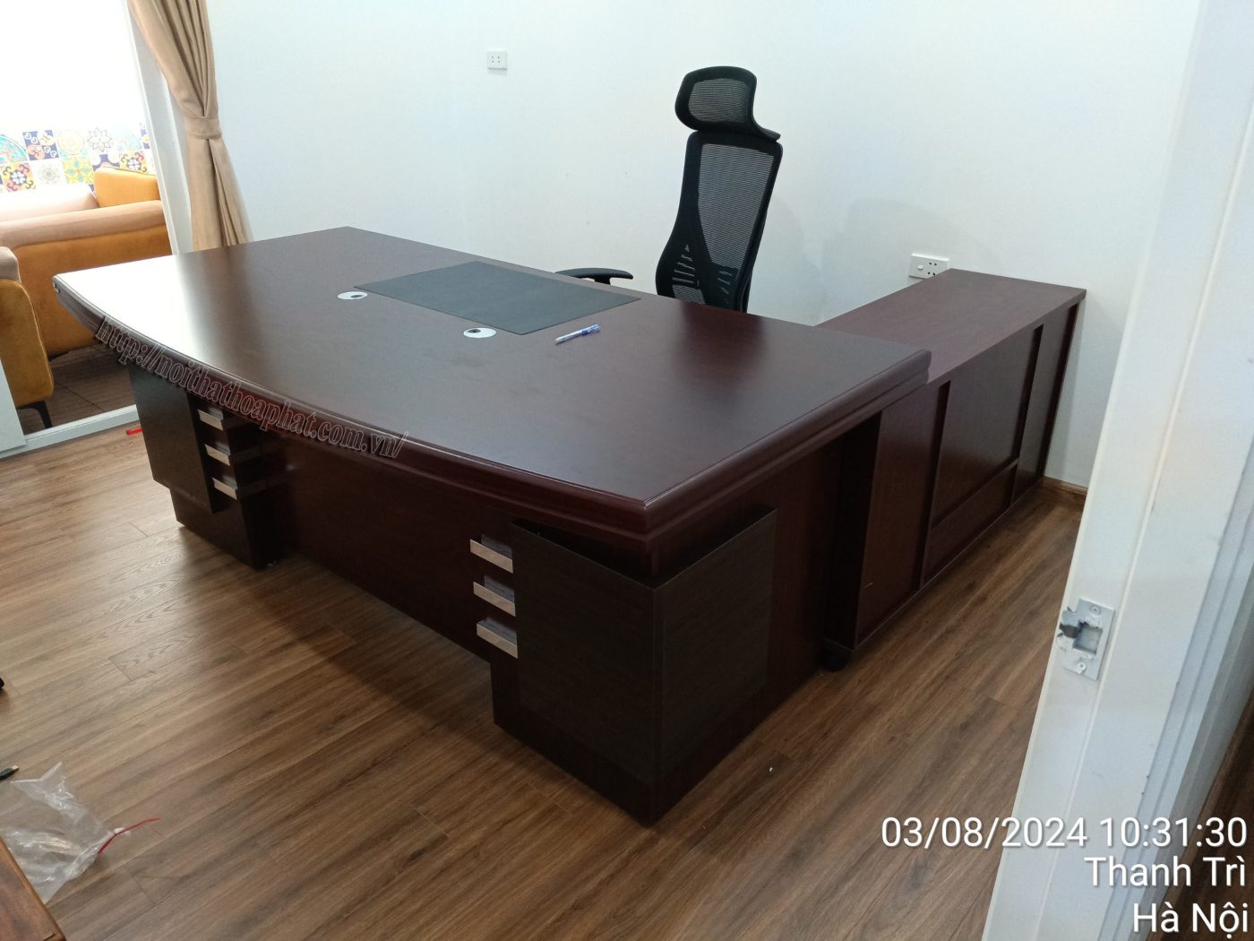 H&igrave;nh ảnh thực tế b&agrave;n l&atilde;nh đạo mặt lượn cong H&ograve;a Ph&aacute;t DT2010H24