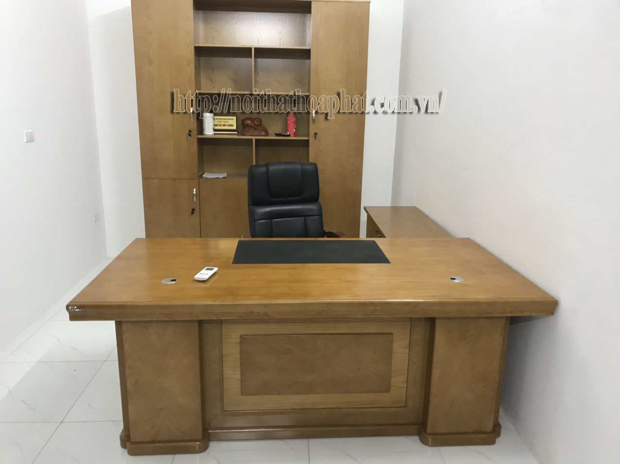 Hình ảnh thực tế bàn lãnh đạo veneer Hòa Phát DT2010V5 Hình ảnh thực tế bàn lãnh đạo veneer Hòa Phát DT2010V5
