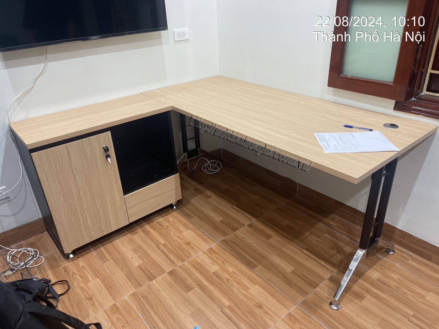H&igrave;nh ảnh thực tế b&agrave;n trưởng ph&ograve;ng 1m6 LE160C12