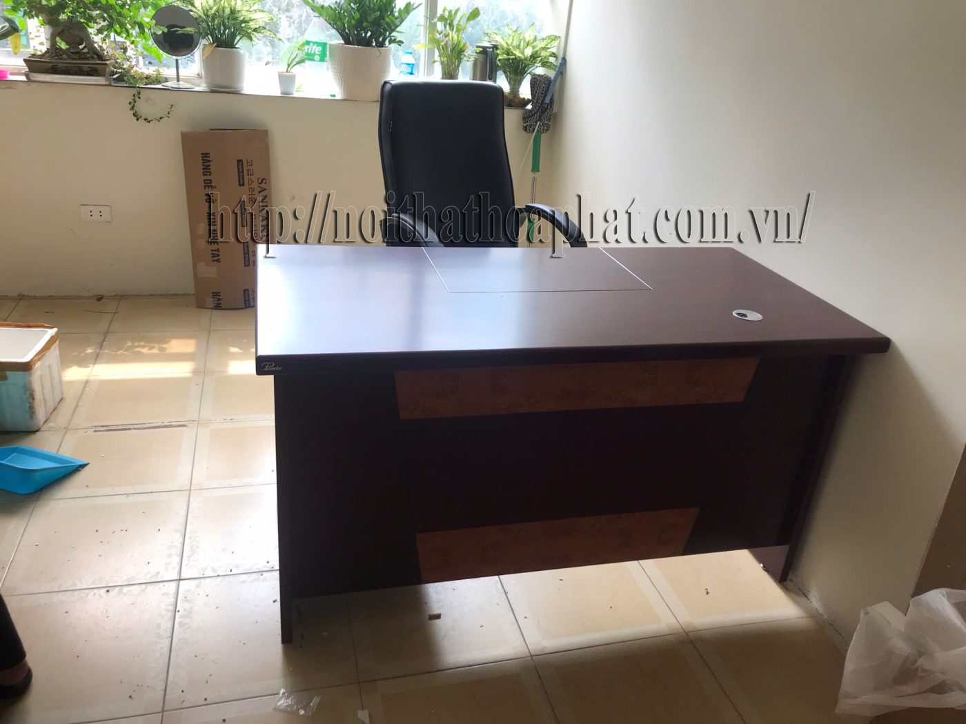 H&igrave;nh ảnh thực tế b&agrave;n trưởng ph&ograve;ng ET1400B-1