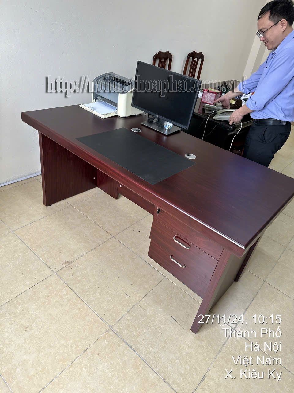 H&igrave;nh ảnh thực tế b&agrave;n trưởng ph&ograve;ng H&ograve;a Ph&aacute;t ET1600H-2