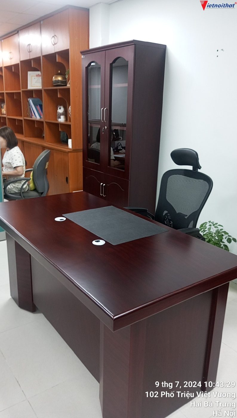 H&igrave;nh ảnh thực tế b&agrave;n trưởng ph&ograve;ng H&ograve;a Ph&aacute;t ET1600H