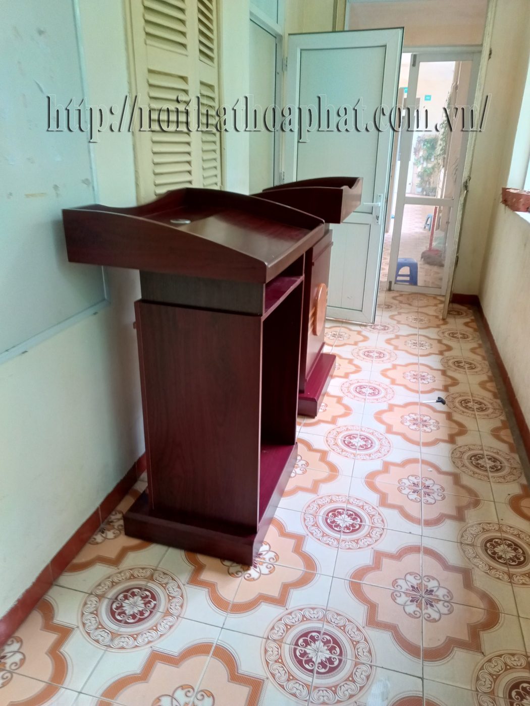 Bục ph&aacute;t biểu H&ograve;a Ph&aacute;t LT04-1