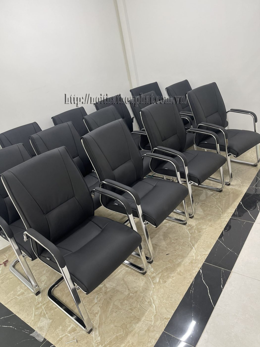 Hình ảnh thực tế ghế da chân quỳ FMQ551-1 Hình ảnh thực tế ghế da chân quỳ FMQ551-1