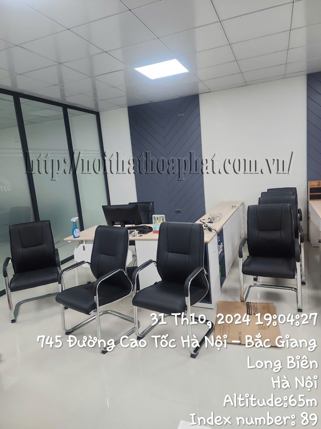 H&igrave;nh ảnh thực tế ghế da ch&acirc;n quỳ FMQ551-4