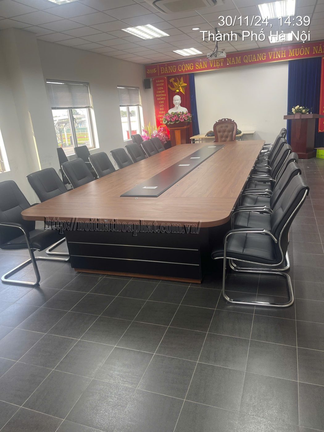H&igrave;nh ảnh thực tế ghế da ch&acirc;n quỳ FMQ551-5