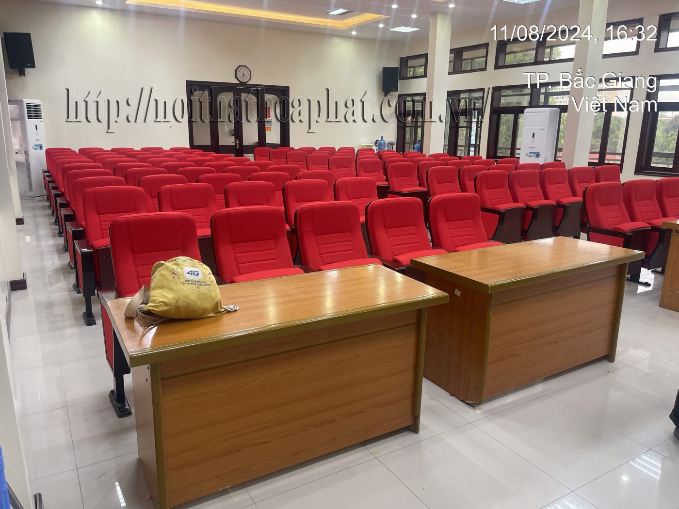 H&igrave;nh ảnh thực tế ghế hội trường khung th&eacute;p cao cấp TC02B-2