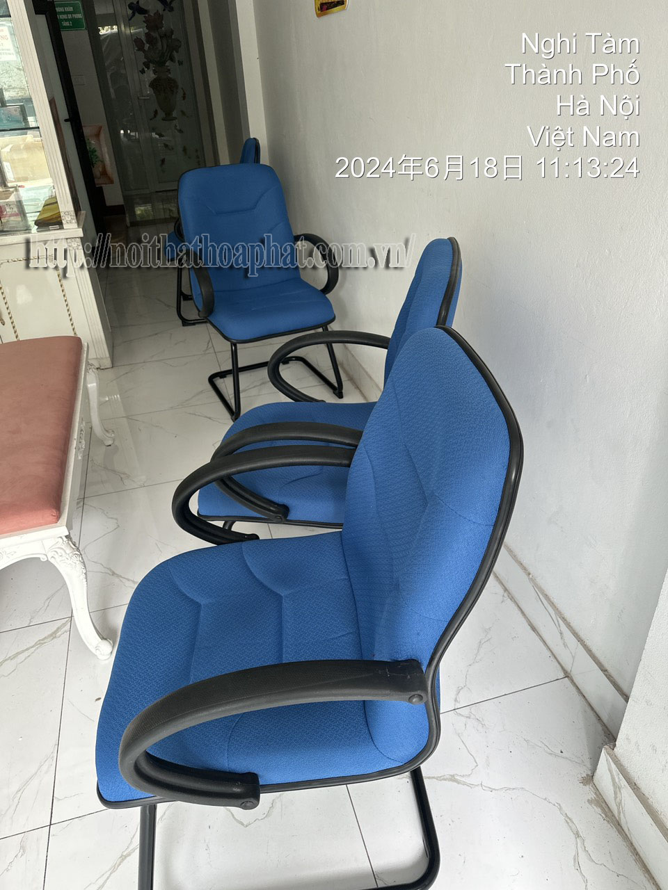 H&igrave;nh ảnh thực tế ghế họp ch&acirc;n quỳ H&ograve;a Ph&aacute;t SL601S