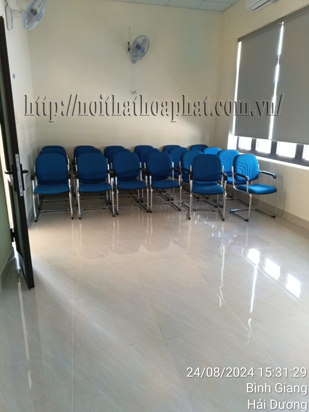 H&igrave;nh ảnh thực tế ghế họp ch&acirc;n quỳ H&ograve;a Ph&aacute;t VT1-3