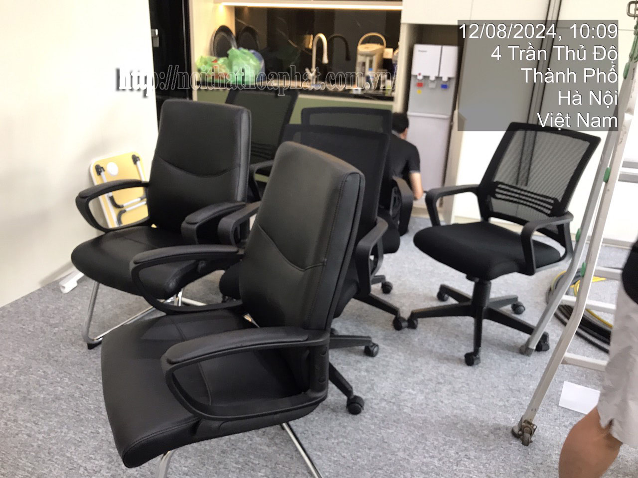 H&igrave;nh ảnh thực tế ghế họp ch&acirc;n quỳ lưng trung H&ograve;a Ph&aacute;t SL606