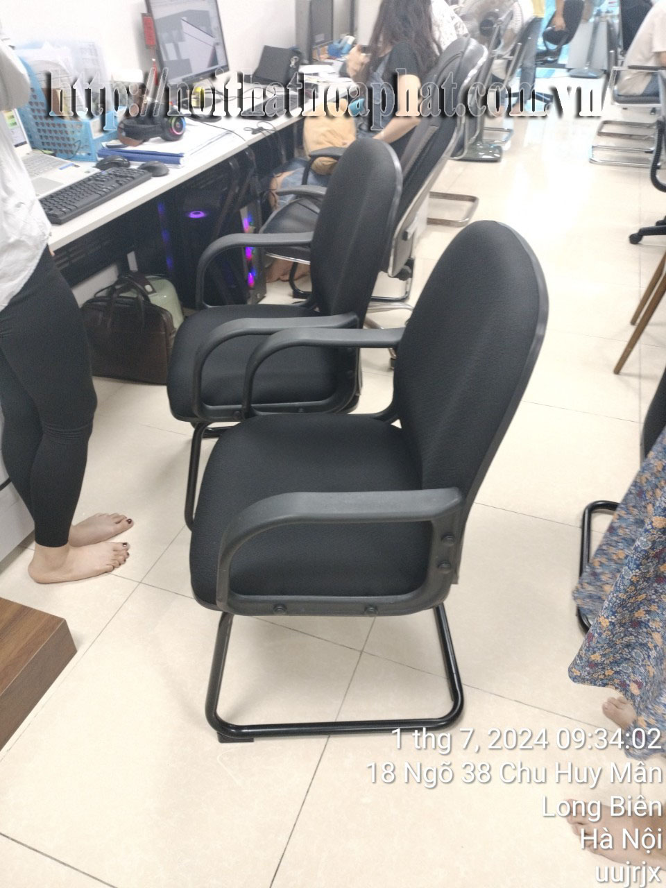 H&igrave;nh ảnh thực tế ghế họp ch&acirc;n quỳ lưng trung H&ograve;a Ph&aacute;t SL225S