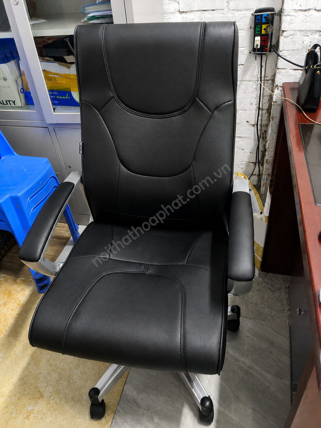 Ghế xoay l&atilde;nh đạo SG903 H&ograve;a Ph&aacute;t &ndash; H&igrave;nh ảnh thực tế