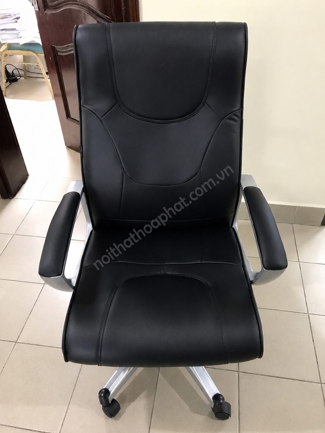 H&igrave;nh ảnh thực tế Ghế gi&aacute;m đốc H&ograve;a Ph&aacute;t SG903