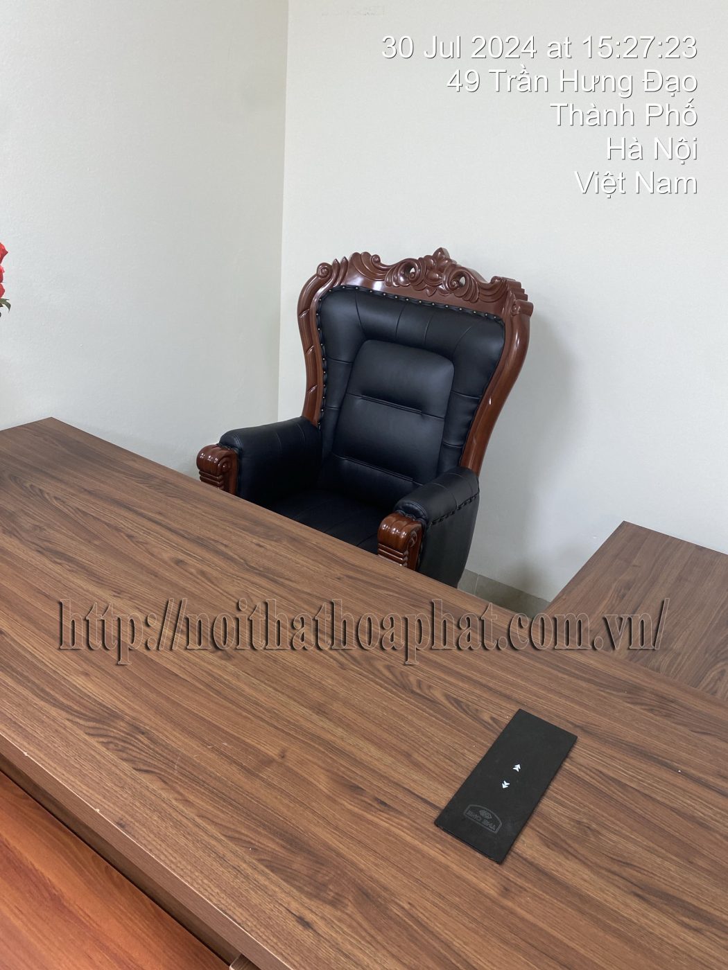 H&igrave;nh ảnh thực tế ghế l&atilde;nh đạo gỗ tự nhi&ecirc;n cao cấp TQ23-2