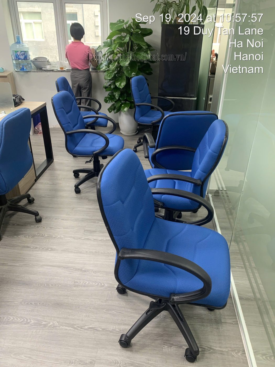 H&igrave;nh ảnh thực tế ghế l&atilde;nh đạo lưng trung SG601