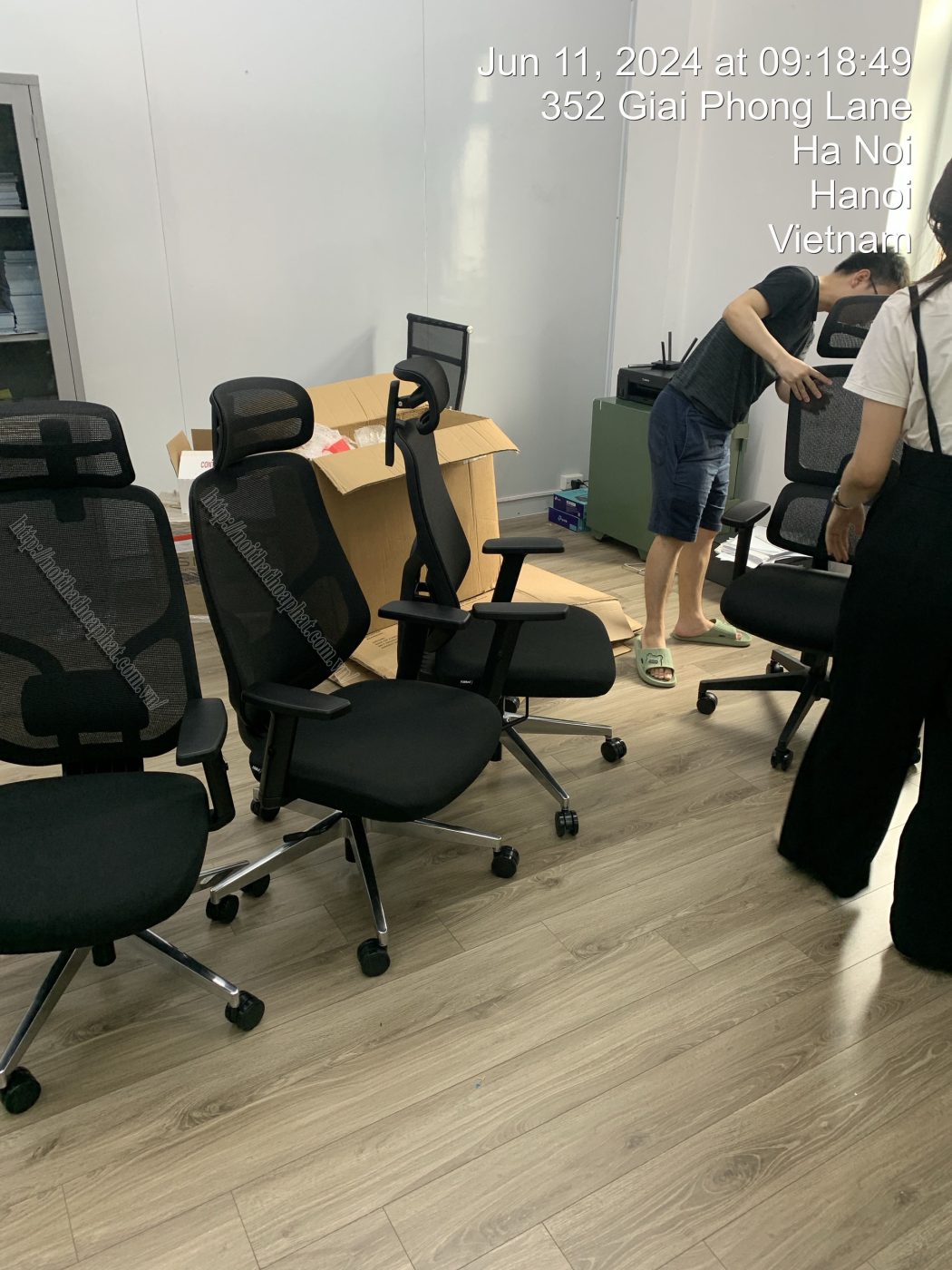 H&igrave;nh ảnh thực tế ghế lưới văn ph&ograve;ng FMX826-1
