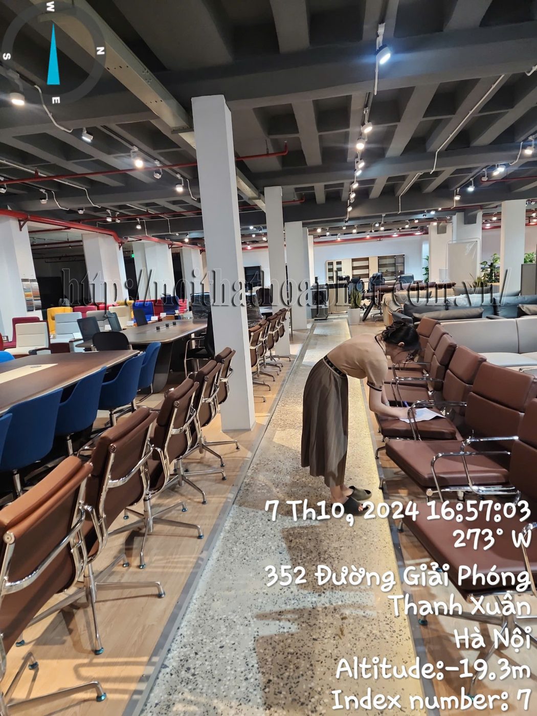 H&igrave;nh ảnh thực tế ghế văn ph&ograve;ng bọc da FMX555-1