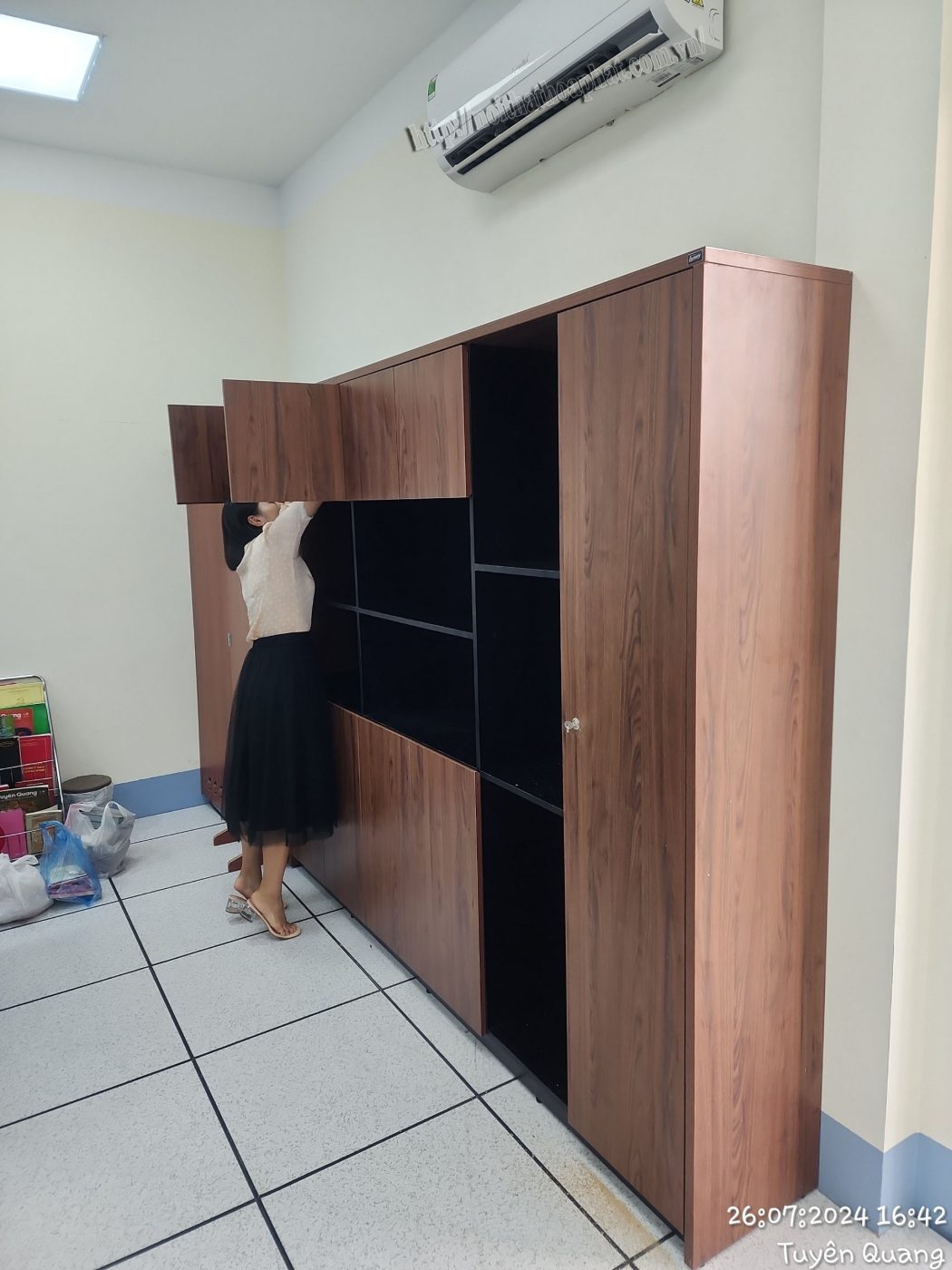 H&igrave;nh ảnh thực tế tủ gi&aacute;m đốc cao cấp H&ograve;a Ph&aacute;t LUXT2420V4-3