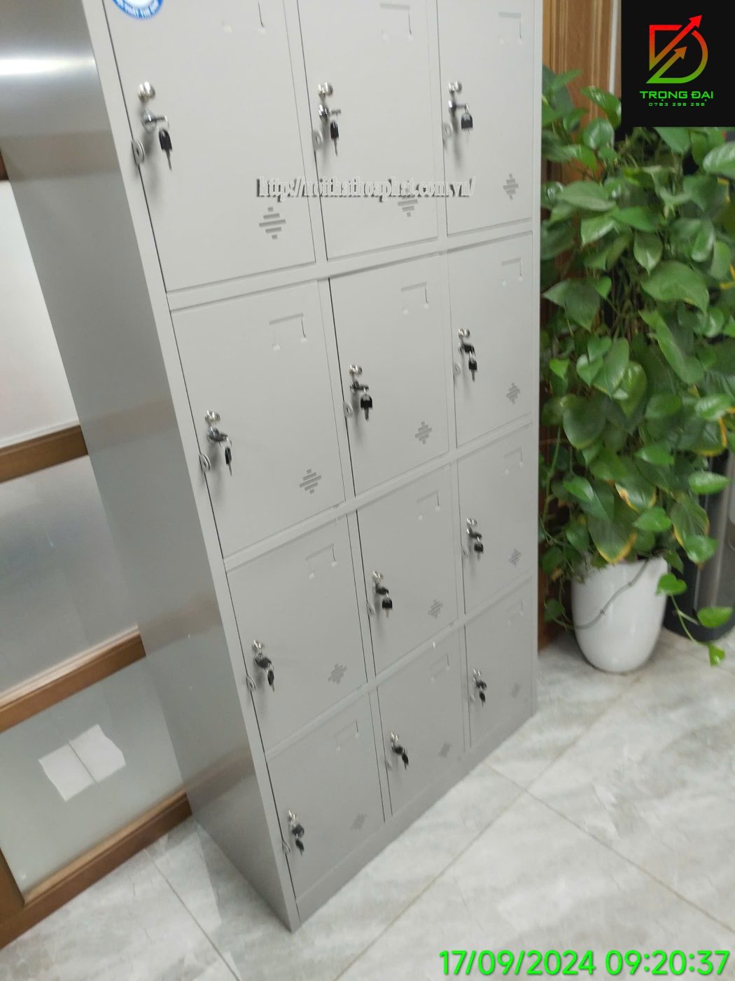 H&igrave;nh ảnh thực tế tủ locker sắt 12 ngăn TU984-3KP