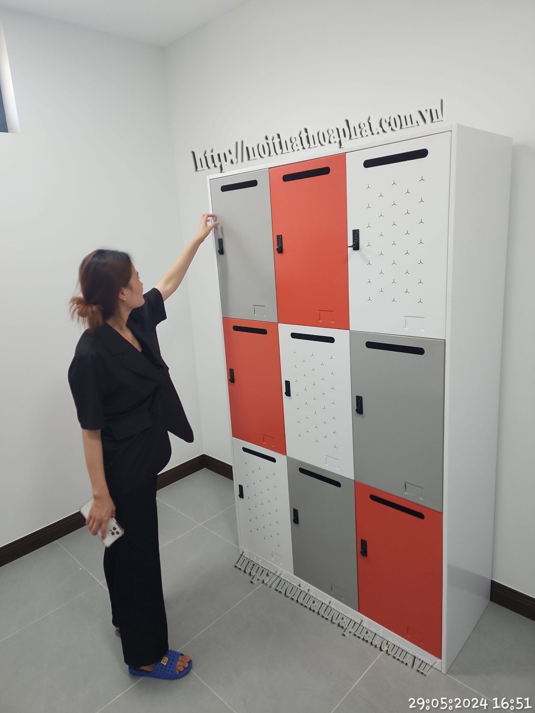 Hình ảnh thực tế tủ locker sắt 9 ngăn TU983-3KS Hình ảnh thực tế tủ locker sắt 9 ngăn TU983-3KS