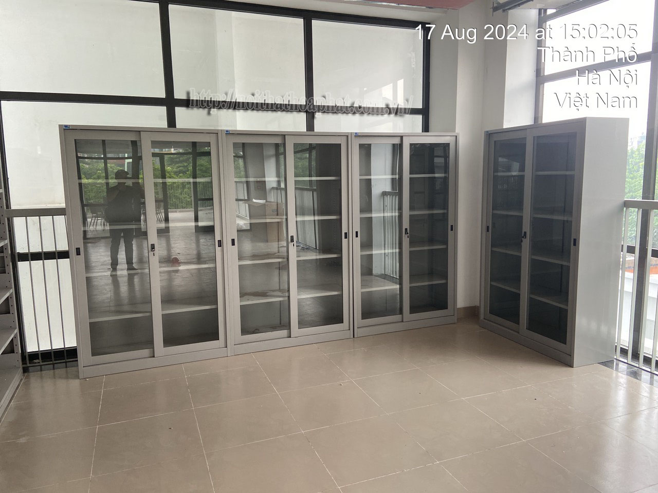 H&igrave;nh ảnh thực tế tủ sắt c&aacute;nh k&iacute;nh H&ograve;a Ph&aacute;t TU08H
