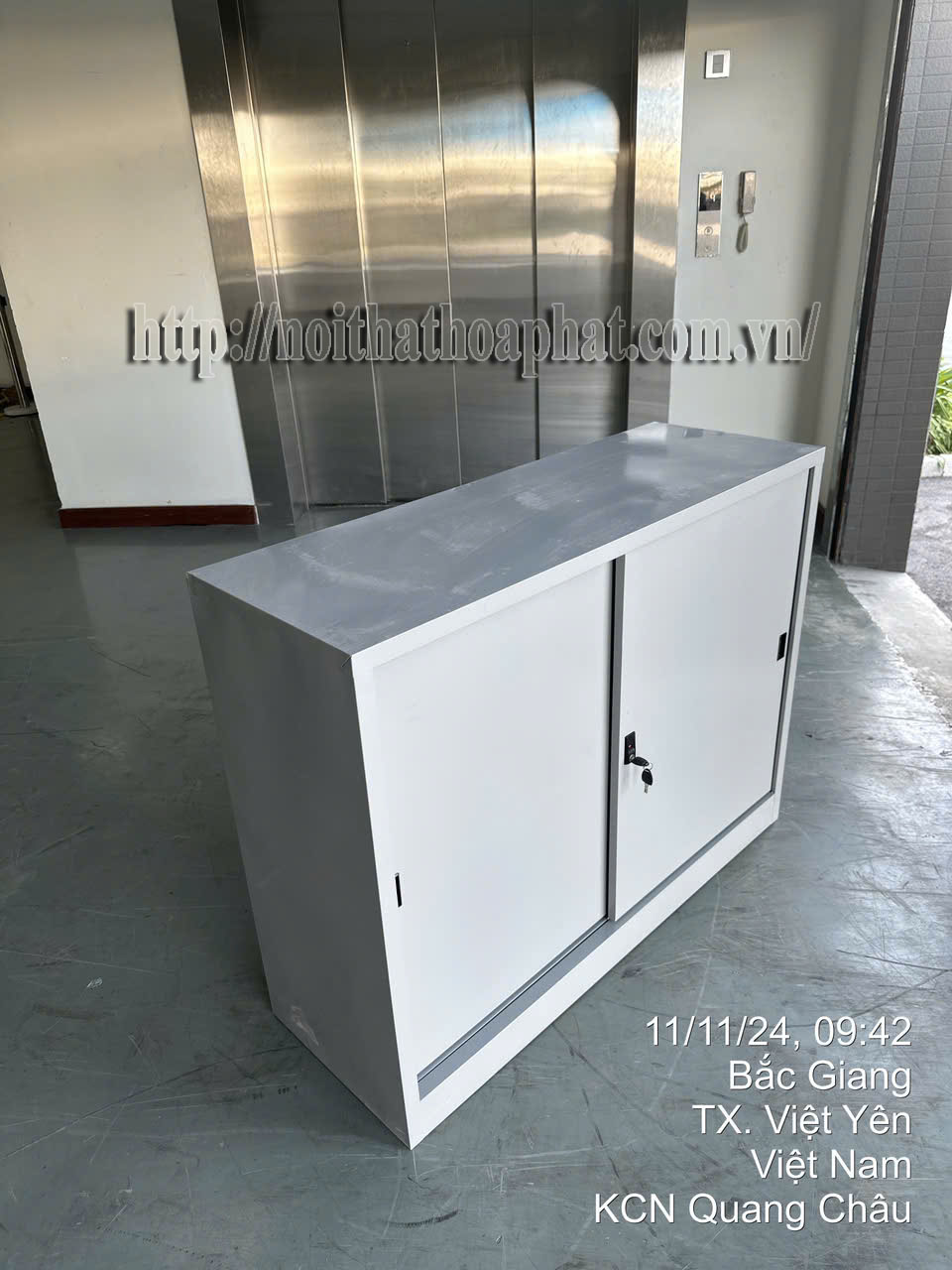 H&igrave;nh ảnh thực tế tủ sắt c&aacute;nh l&ugrave;a h&ograve;a ph&aacute;t TU118S-1