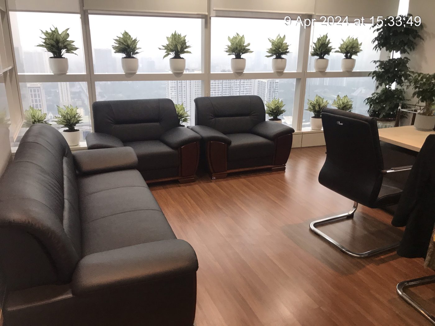 inh-anh-thuc-te-bo-sofa-boc-da-cao-cap-SF01.jpg